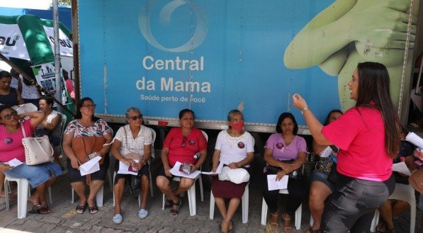 Imagem de mulheres aguardando para realizar a momografia