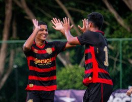 Jogadores do sub-20 do Sport celebra goleada por 6 a 0 diante do Guarany pela Copa Recife