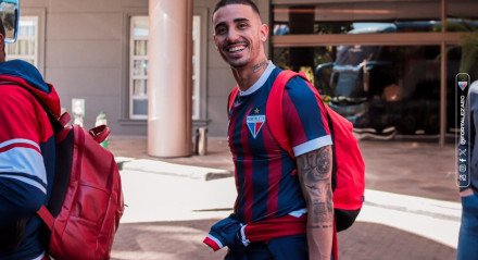 Thiago Galhardo sorri para a cÃ¢mera prestes a embarcar no Ã´nibus rumo ao estÃ¡dio Beira Rio. Foto: Mateus Lotif/FEC