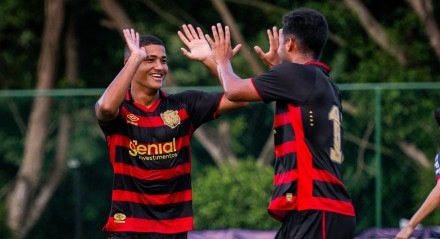 Jogadores do sub-20 do Sport celebra goleada por 6 a 0 diante do Guarany pela Copa Recife