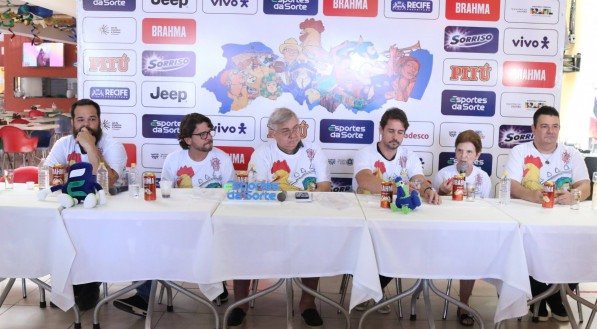 Imagem da coletiva de imprensa que anunciou as prévias do Galo e sua camisa oficial para 2025