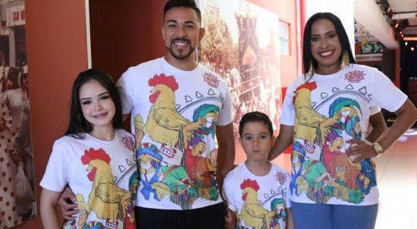 Modelos vestem camisa oficial do Galo da Madrugada de 2025, que tem como tema "Pernambuco: do Galo ao Bacalhau, viva o Carnaval"