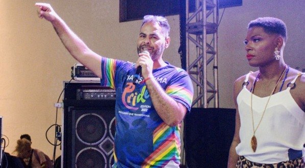 Henrique Guerra, idealizador do Transforma Pride, ao lado da Drag Queen Rosa Morena