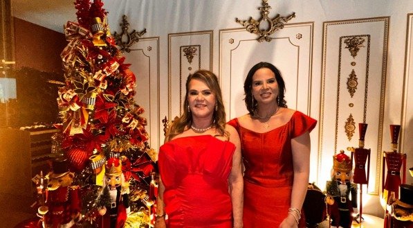A presidente da Associação dos Amigos da Justiça de Pernambuco, Sandra Paes Barreto e a vice-presidente Amanda Campos, anfitriãs de almoço natalino