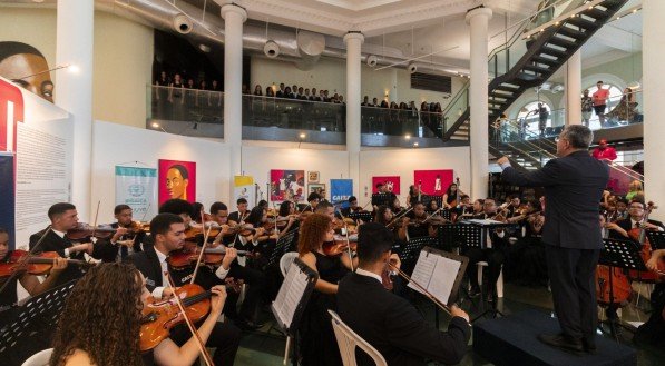 Imagem da apresentação da Orquestra Criança Cidadã
