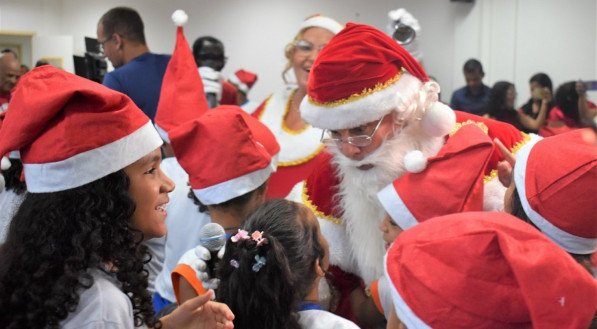 O evento foi marcado por sorrisos e empolgação das crianças que não esconderam a felicidade com a chegada do casal Noel