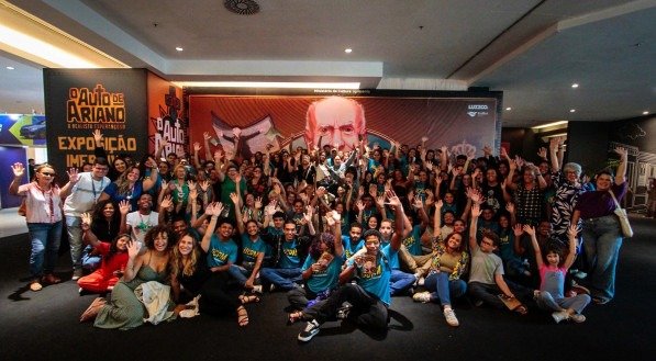 cerca de 200 jovens e idosos atendidos pelo Instituto João Carlos Paes Mendonça de Compromisso Social (IJCPM) estiveram reunidos