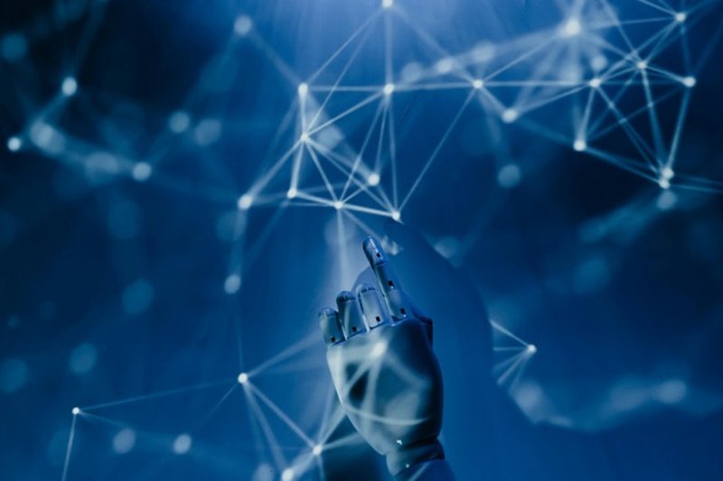 Aceitar passivamente que máquinas reproduzam nossas piores características ou lutar por um futuro onde a tecnologia serve para nos libertar?