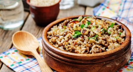 Arroz com lentilha (Imagem: Nataliya Arzamasova | Shutterstock)