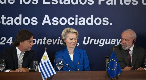 O presidente uruguaio, Luis Lacalle Pou, a presidente da Comissão Europeia, Ursula von der Leyen, e o presidente brasileiro, Lula