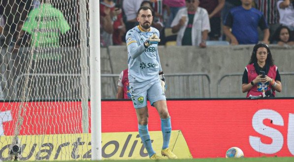 Em sua possível despedida do Cuiabá, Walter foi protagonista no jogo, mas não evitou derrota