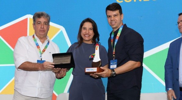 A governadora Raquel Lyra recebe homenagem no "Visit Pernambuco" em Porto de Galinhas, de Otaviano Maroja e Eduardo Tiburtius