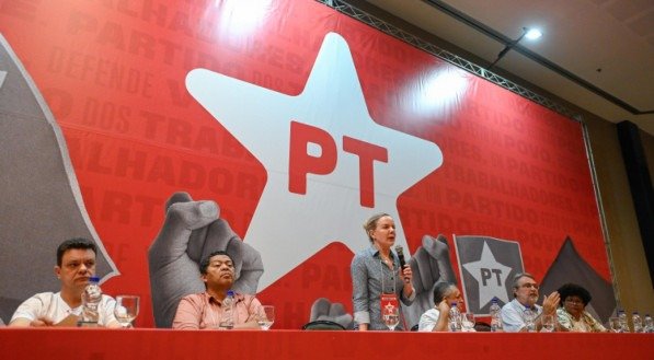 A presidente do PT, Gleisi Hoffmann, durante reunião do Diretório Nacional do partido, neste sábado