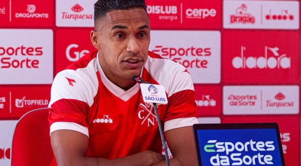 Arnaldo, jogador do Clube Náutico Capibaribe, em coletiva de imprensa