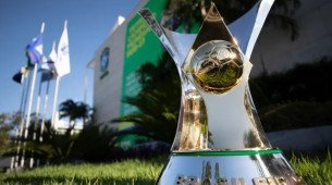 Taça do Brasileirão Série A em frente à sede da CBF