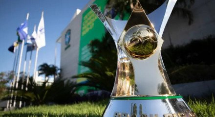 Taça do Brasileirão Série A em frente à sede da CBF