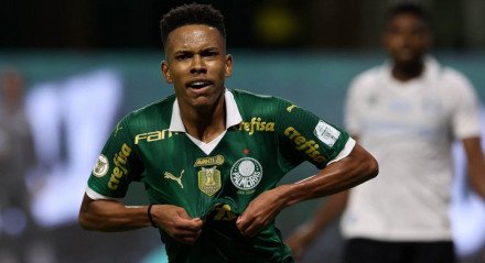 Estevão, atacante, celebra gol pelo Palmeiras