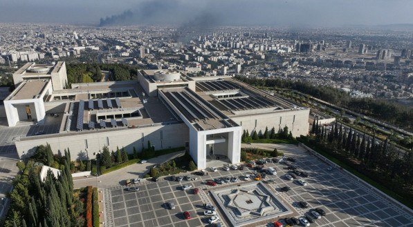 Esta foto aérea mostra o palácio presidencial sírio no Monte Qasyoun de Damasco, em 8 de dezembro de 2024, depois que rebeldes liderados por islâmicos declararam que tomaram a capital síria em uma ofensiva relâmpago