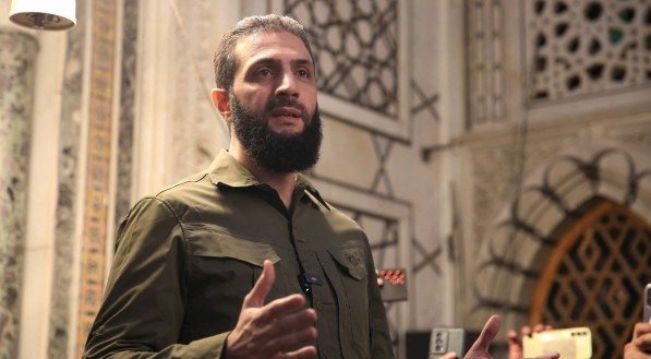 O líder do grupo islâmico Hayat Tahrir al-Sham (HTS) da Síria que liderou uma ofensiva rebelde relâmpago tirando Damasco do controle do governo, Abu Mohammed al-Jolani Aref TAMMAWI / AFP