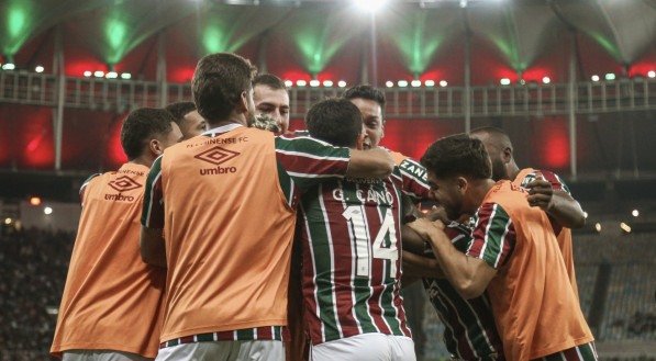 Jogadores do Fluminense abraçados