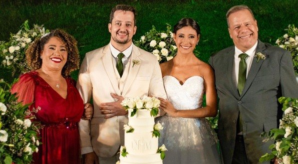 Andrade Maranduba e Nayla Papaleo, no seu casamento, domingo, no Lago de São Francisco, ladeados por Adriana e Giovanni Papaleo, país dela