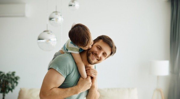 Imagem ilustra pai e filho juntos