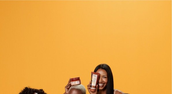 Imagem de mulheres negras com os lançamenntos da Natura Linha _ Tododia Jambo Rosa e Flor de Caju.