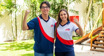 Imagem de dois alunos do Colégio GGE 