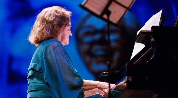 Imagem da pianista Ana Lúcia Altino