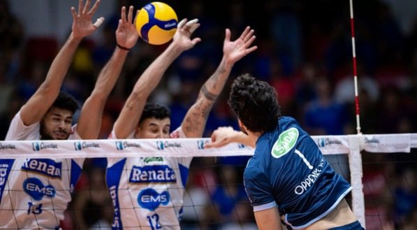 Imagem dos jogadores do Vôlei Renata-Campinas bloqueando bola na Superliga