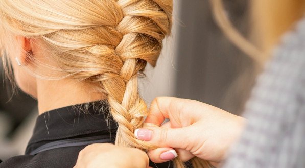 Imagem ilustrativa de uma mulher fazendo trança no cabelo!