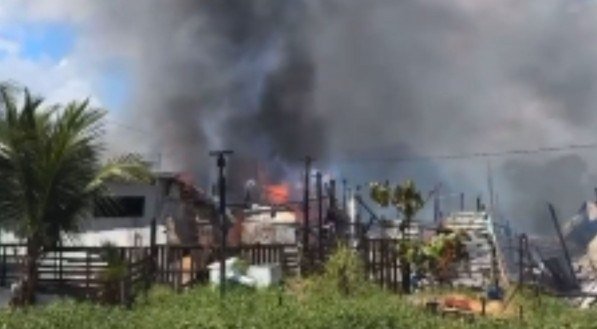 Um incêncio em casas de palafitas na Comunidade do V8, no bairro do Varadouro, em Olinda