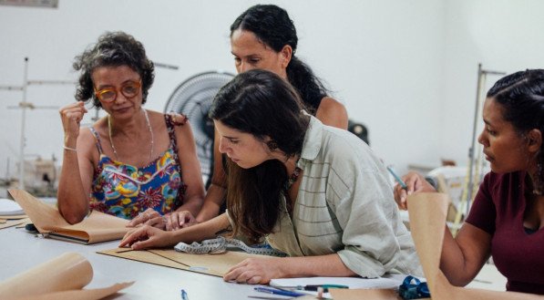 Imagem de alunas do curso "Costura & Upcycling", em parceria com a Urd Atelier com a Secretaria da Mulher da Prefeitura do Recife.