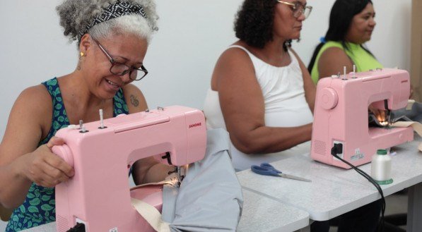 Imagem de alunas do curso "Costura & Upcycling", em parceria com a Urd Atelier com a Secretaria da Mulher da Prefeitura do Recife.