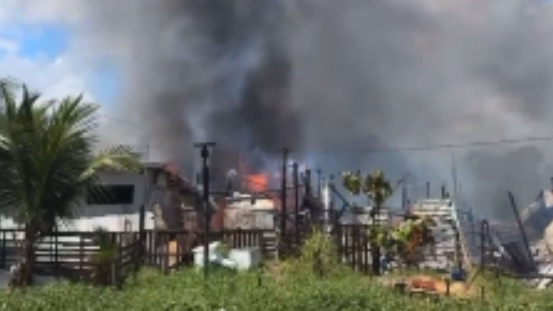Incêndio atinge comunidade na Região Metropolitana do Recife