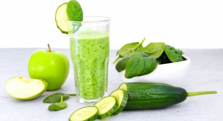 Suco verde para dar energia (Imagem: SvetlanaParnikova | Shutterstock) 