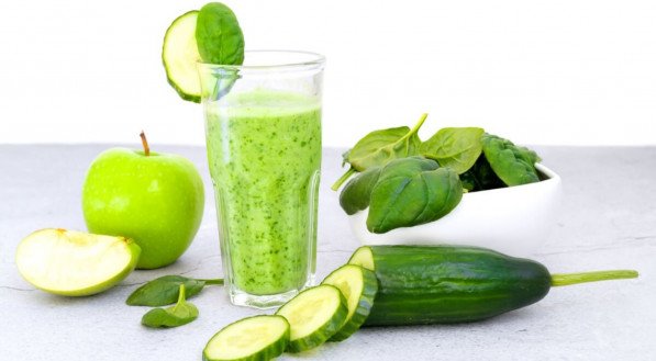 Suco verde para dar energia (Imagem: SvetlanaParnikova | Shutterstock) 