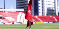 Bandeira do Náutico na beira do gramado dos Aflitos