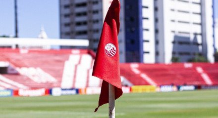 Bandeira do Náutico na beira do gramado dos Aflitos
