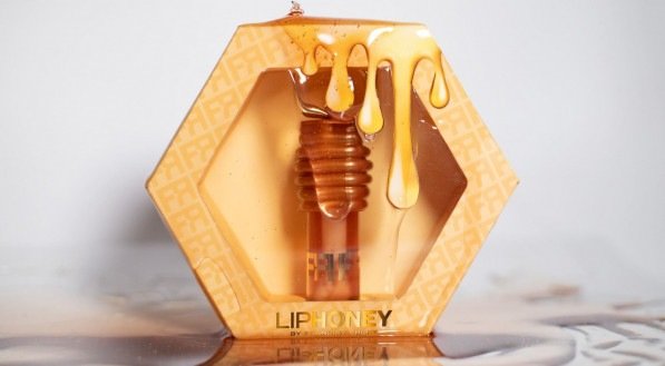 Imagem que destaca o detalhe do design inovador do gloss, inspirado em potes de mel.
