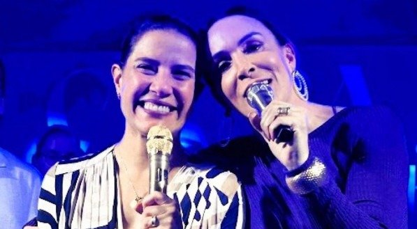 Imagem da governadora Raquel Lyra e a cantora Clara Sobral, na confraternização de final de ano com os jornalistas