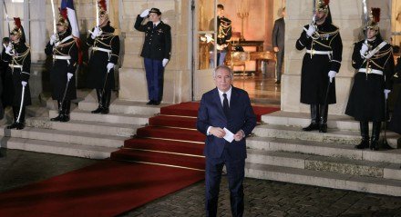 Macron nomeia aliado centrista Bayrou como primeiro-ministro da França
