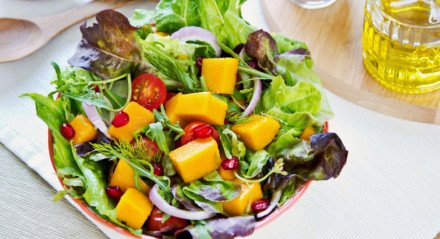 Salada verde com manga  (Imagem: vanillaechoes | Shutterstock)