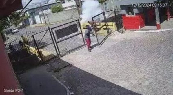 Imagem do momento da explosão na sede do Sport