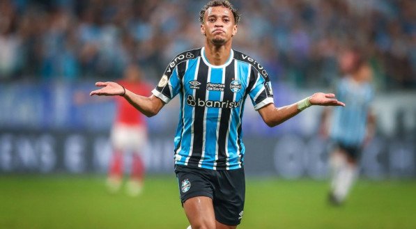 “E o pix?”: De maneira inusitada, Cascavel cobra o Grêmio por dívida sobre venda de Bitello