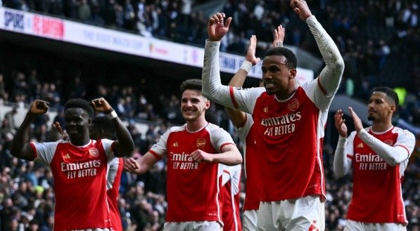 Jogadores do Arsenal comemoram com a torcida