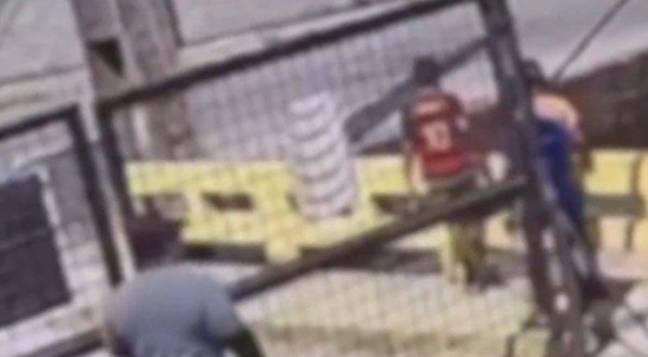 Menino perde dedo da mão após explosão de bomba na saída da sede do Sport