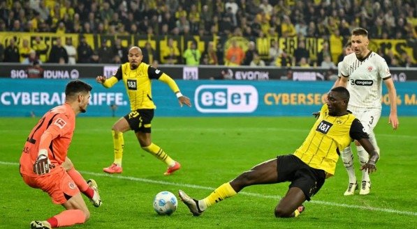 Guirassy, atacante do Borussia Dortmund, finaliza em direção ao gol