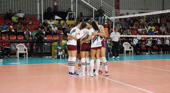 Imagem das jogadoras do Fluminense na Superliga Feminina de Voleibol 2024-25