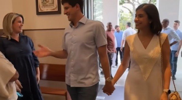 João esteve em igreja da Zona Norte do Recife, acompanhado da deputada federal e namorada Tábata Amaral